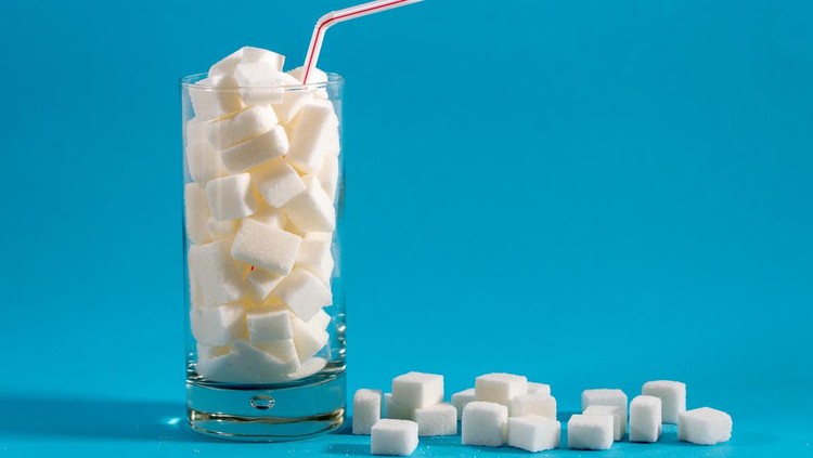 Ilustrasi Minuman Manis Glass with red stripes straw filled with sugar cubes on blue background. Junk food, unhealthy diet, sugar on refreshing drinks, nutrition concept.
