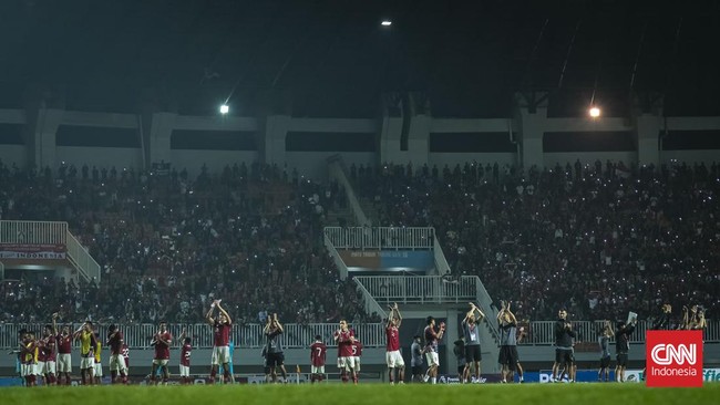 Nama Shin Tae Yong menggema di Stadion Pakansari, Cibinong, usai Timnas Indonesia melumat Curacao 2-1 pada leg kedua FIFA Matchday, Selasa (27/9) malam.
