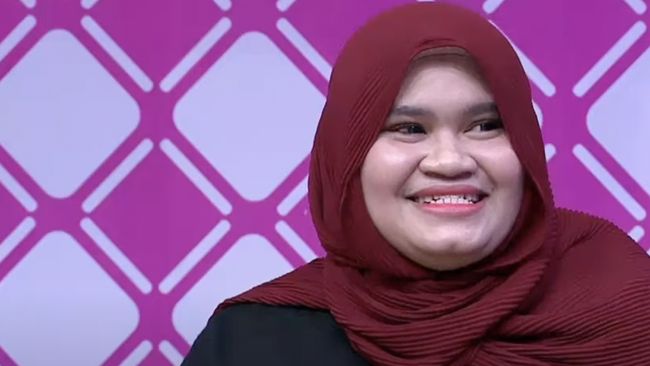 Intan Lembata yang viral berkat aksinya berdendang "begitu syulit lupakan Rehan" kini menjelaskan momen ia bertemu dengan sosok pria itu.