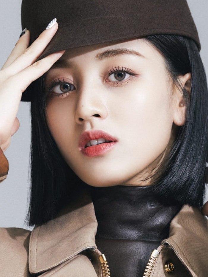 Jihyo mengaku perjalanannya bersama para anggota TWICE masih sangat panjang, bahkan sekarang belum mencapai setengah jalan./ foto: GQ Korea