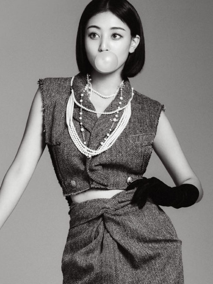 Dalam pemotretan bertema golf ini, Jihyo tampil dengan makeup tipis bergaya klasik./ foto: GQ Korea