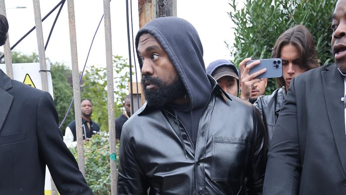 img-title Kontroversi Kanye West: Bekerja sama dengan Pelecehan Seksual dan Menginterupsi Taylor Swift di VMA 2009