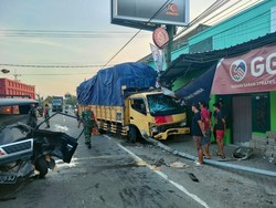 Kecelakaan Beruntun Melibatkan 3 Kendaraan di Madiun Tewaskan 2 Orang