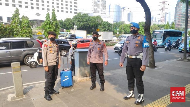 Koper misterius berwarna biru yang ditemukan di depan Polda Metro Jaya ternyata milik salah satu anggota Brimob yang tertinggal.
