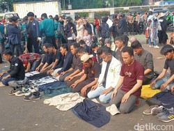 Setop Demonstrasi Sejenak, Massa Aksi di DPR Salat Asar Berjemaah