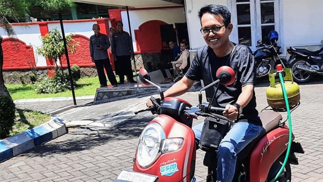 Sepeda motor berbahan bakar bensin diubah pelajar SMK hingga bisa mengolah gas elpiji, motor ini disebut bisa dikendarai sampai 400 km. 