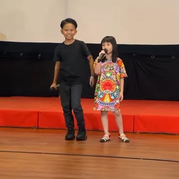 7 Momen Seru Nindy Ayunda Beri Kejutan ke Anak Datangkan Farel Prayoga