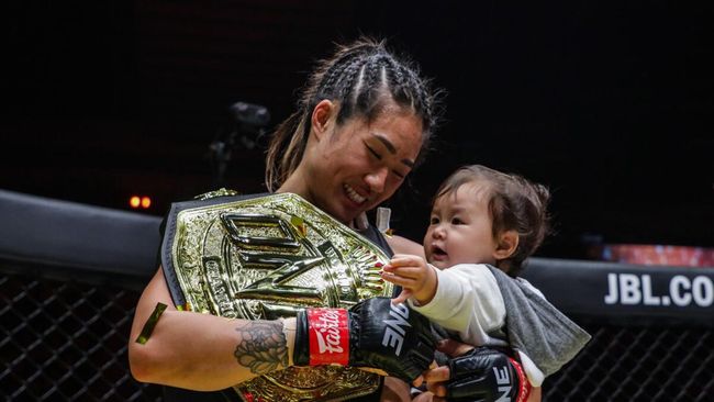 Adalah Angela Lee, petarung MMA wanita sekaligus Juara Dunia yang telah melakoninya sejak umur belasan hingga kini ia menjadi seorang ibu.