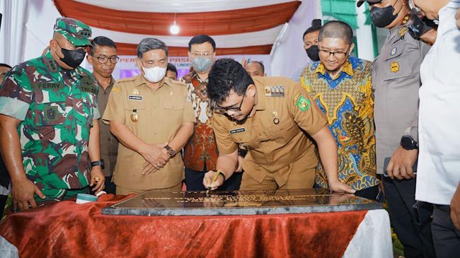 Wali Kota Medan Bobby Nasution meresmikan Pasar Aksara di Deli Serdang dengan menandatangani prasasti dan penekanan tombol sirine.