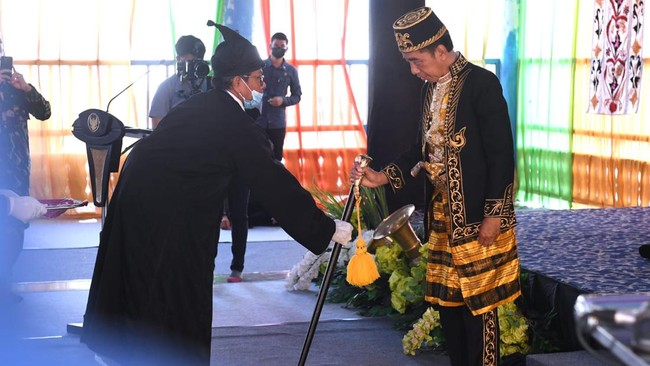 Presiden Joko Widodo mendapatkan gelar kehormatan adat "La Ode Muhammad Lakina Bhawaangi yi Nusantara" dari Kesultanan Buton.