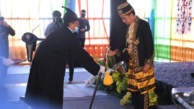 Presiden Joko Widodo mendapatkan gelar kehormatan adat 