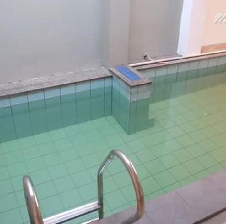<p>Rumah ini juga dilengkapi dengan kolam renang <em>indoor</em>, lho, Bunda. Rumah dengan kolam renang adalah impian Nathalie. Karena itu, ia berusaha mewujudkannya demi sang anak. (Foto: YouTube NATHALIE HOLSCHER)<br /><br /><br /></p>