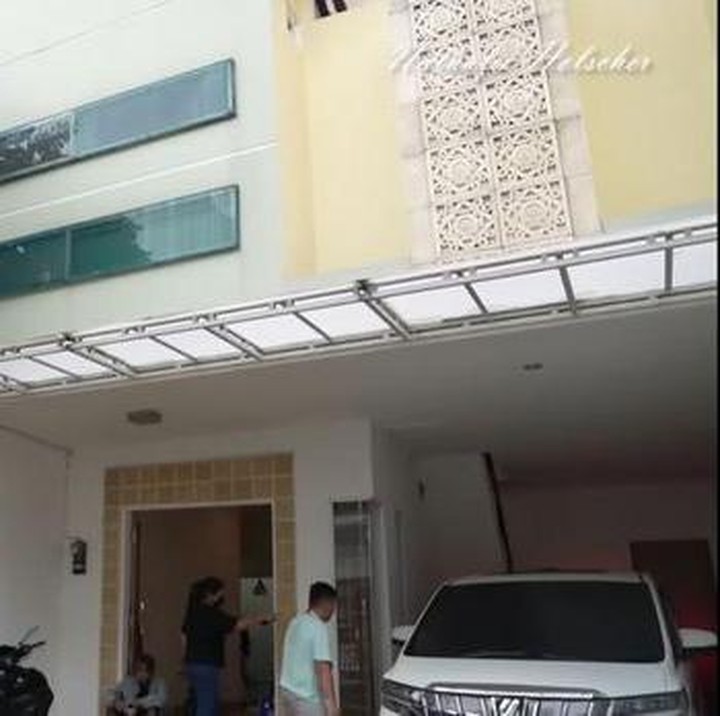 <p>Artis cantik sekaligus Bunda satu anak, Nathalie Holscher membagikan momennya ketika berkunjung ke rumah barunya untuk Si Kecil Adzam. Rumah ini ia beli dari hasil kerja kerasnya, Bunda. (Foto: YouTube NATHALIE HOLSCHER)<br /><br /><br /></p>