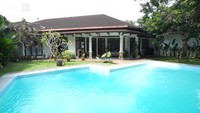 <p>Selain itu, itu rumah yang hanya disewa ini juga memiliki kolam renang, lho. Meski hanya disewa, rumahnya sangat terlihat asri dan nyaman sekali, ya, Bunda. (Foto: YouTube TAULANY TV)</p>