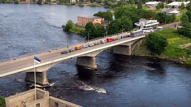 Seorang pria Rusia dikabarkan rela berselancar menyeberangi Sungai Narva untuk kabur ke Estonia. Namun, upaya itu gagal dan ia dideportasi ke Rusia.