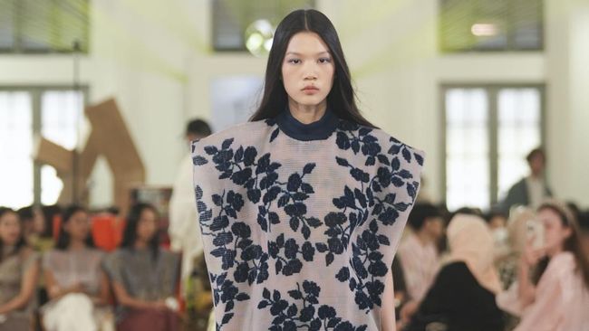 Sapto Djojokartiko menghadirkan koleksi Spring/Summer 2023 terbarunya di Gedung bersejarah Filateli Jakarta atau yang kini dikenal Pos Bloc.