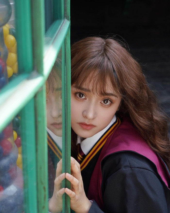 Sayangnya, belum ada informasi mengenai proyek yang dilakukan Shen Yue hingga dirinya rela cosplay menjadi karakter di film Harry Potter. Dirinya hanya diketahui mengunggah foto tersebut di Weibo dan Instagram miliknya./ Foto: instagram.com/shenyueyeah