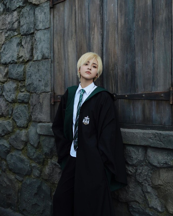 Shen Yue terlihat menawan ketika cosplay menjadi karakter Hermione, namun sekaligus ganteng ketika cosplay menjadi karakter Draco. Fans pun dibuat heboh karena idolanya terlihat cantik dan ganteng di waktu yang bersamaan./ Foto: instagram.com/shenyueyeah