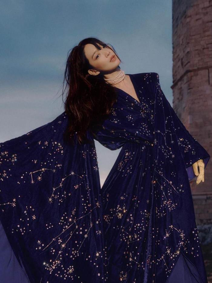 Dalam pemotretan kali ini pun, sang aktris terlihat memukau dan elegan dengan berbagai outfit dan fashion item dari rumah mode asal Italia tersebut./ Foto: instagram.com/illusomina