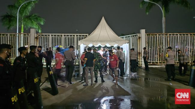 Hujan rintik mulai jatuh di Stadion Pakansari, Cibinong, Bogor menjelang pertandingan Timnas Indonesia vs Curacao di Leg 2, Selasa (27/9) malam.