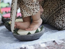 Upacara Tedak Siten: Pengertian, Urutan, dan Maknanya