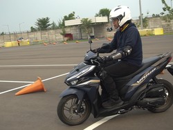 Komparasi New Honda Vario 125 vs Yamaha Lexi, Mana Lebih Unggul?