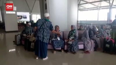 img-title VIDEO: Tak Ada Petugas Validasi, 63 Calon Jamaah Umrah Gagal Berangkat