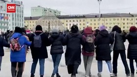 VIDEO: Warga Rusia Nyanyikan Lagu Tradisional saat Demo Wamil