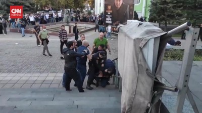 VIDEO: 2 Kelompok Massa Bentrok Saat Unjuk Rasa Tolak Wamil di Rusia