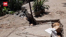 VIDEO: Penampakan Kerusakan Tanah Bergerak di Bogor, Jalan Beton Rusak