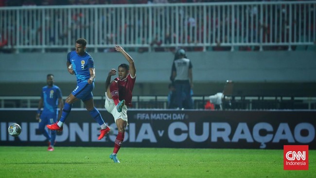 Winger Juninho Bacuna digeruduk netizen Indonesia setelah bikin ulah dalam leg 2 duel Timnas Indonesia vs Curacao di Stadion Pakansari, Selasa (27/9).