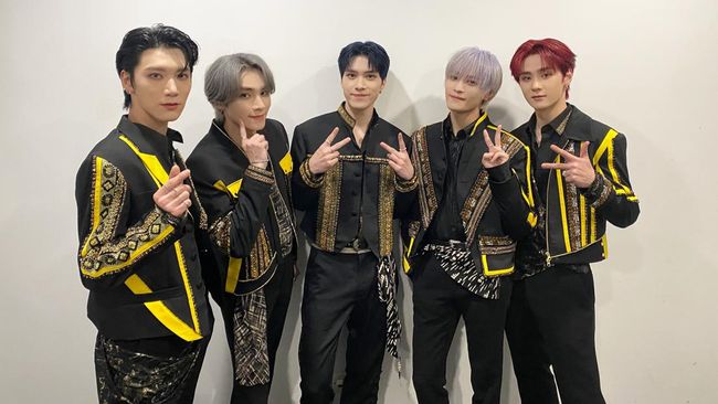 Sebuah video menjadi viral lantaran lima anggota boyband WayV naik bus wisata Transjakarta dengan atap terbuka.