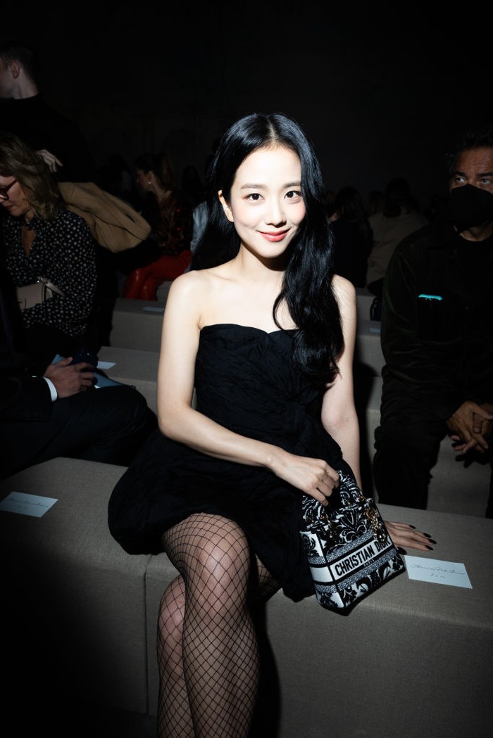Penyuka tas bermotif, Lady Dior juga punya varian D-Lite yang berhiaskan bordir dan corak bernuansa feminin. Jisoo memadukannya bersama little black dress yang klasik.Foto: Instagram sooyaaa__