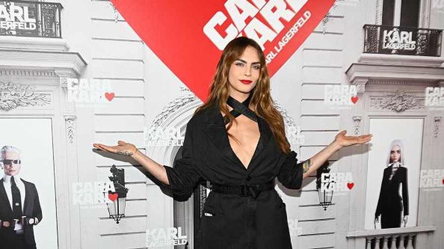 PARIS, FRANCE - SEPTEMBER 27: (EDITORIAL USE ONLY - For Non-Editorial use please seek approval from Fashion House) Cara Delevingne attends the 