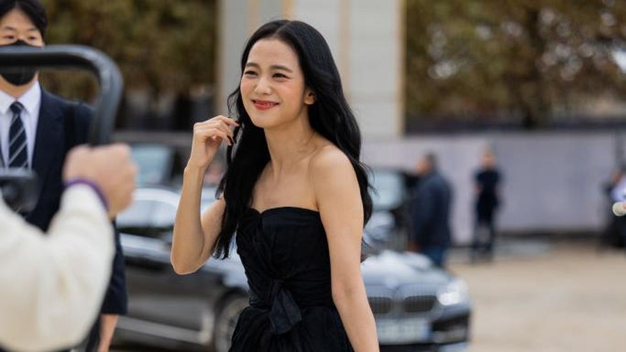 PARIS, FRANCE - SEPTEMBER 27: Jisoo wears black off shoulder dress, net tights, black white bag, heels outside Dior during Paris Fashion Week - Womenswear Spring/Summer 2023 : Day Two on September 27, 2022 in Paris, France. (Photo by Christian Vierig/Getty Images)