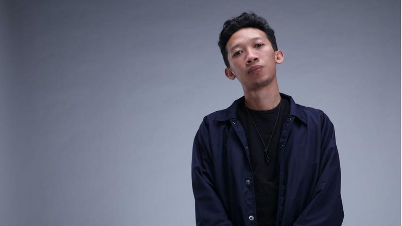 Setelah meluncurkan single "No Alibi" dan "I'll Cope", Muztang segera menambah catatan bermusik lewat perilisan single terbaru "Crush"