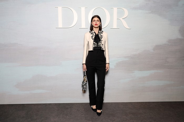 Alexandra Daddario from the series White Lotus (2021) chose a bolero jacket and high waisted pants from the Dior resort 2023 collection inspired by Spanish culture.  Photo: Getty Images for Christian Dior/Pascal Le Segretain