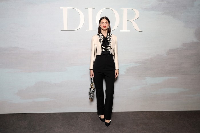 Alexandra Daddario from the series White Lotus (2021) chose a bolero jacket and high waisted pants from the Dior resort 2023 collection inspired by Spanish culture. Photo: Getty Images for Christian Dior/Pascal Le Segretain