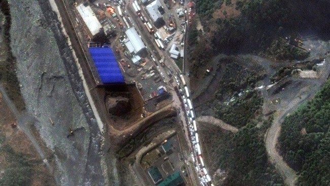 Warga Rusia masih berupaya kabur karena takut disuruh ikut berperang di Ukraina. Citra satelit menunjukkan antrean kendaraan hingga 16 km di perbatasan Georgia.