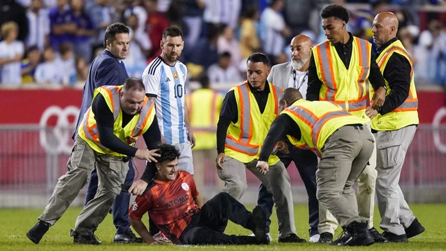 Efek nama besar Lionel Messi membuat setidaknya ada tiga penggemar yang rela menyusup pada duel Argentina vs Jamaika di New Jersey, Rabu (28/9).
