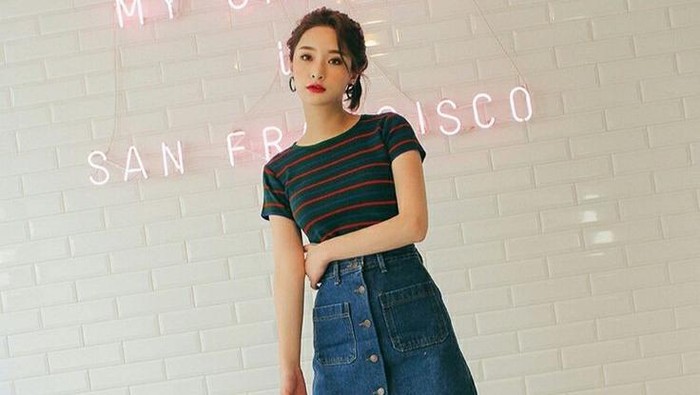 7 Inspirasi Padu Padan Button Up Skirt untuk Tampil Chic Saat Hangout