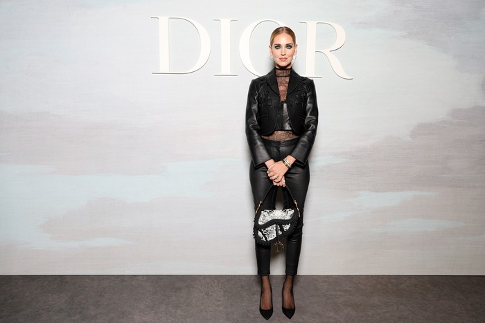 Chiara Ferragni has always dared to explore.  This time, he is the influencer and designer, combining a leather suit with a lace blouse.  Photo: Getty Images for Christian Dior/Pascal Le Segretain