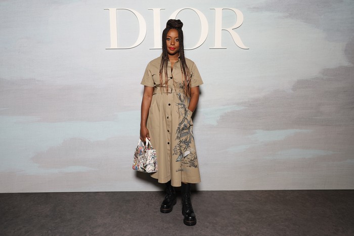 Writer Chimamanda Ngozi Adichie chose a neutral color shirt dress with belt accents decorated with motifs. As a complement as well as a statement, he combined it with boots. Photo: Getty Images for Christian Dior/Pascal Le Segretain
