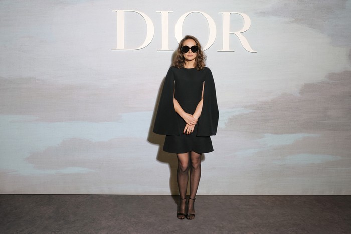 Natalie Portman tried to give a retro statement in the style of the '60s era on a black cape dress that she wore through sunglasses. Photo: Getty Images for Christian Dior/Pascal Le Segretain