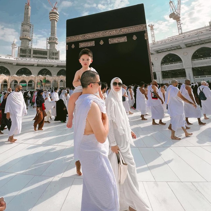 <p>Citra Kirana merasa amat beryukur dapat menjalani ibadah umrah kali ini, Bunda. Momen kali ini terasa sangat spesial karena ia kembali ke Tanah Suci bersama orang-orang tercinta. (Foto: Instagram @citraciki)<br /><br /><br /></p>