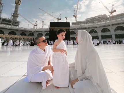 5 Potret Citra Kirana dan Rezky Aditya Ajak Anak Semata Wayang Umrah