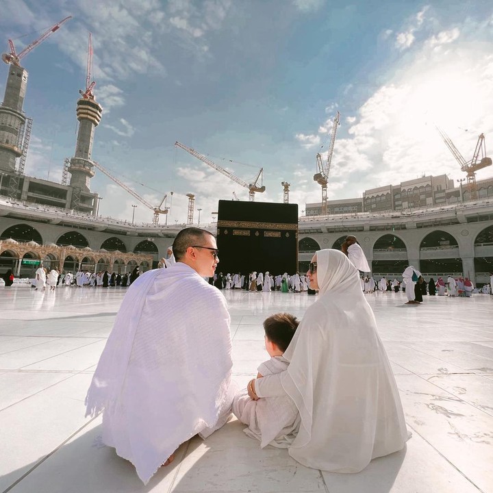 <p>Citra Kirana kembali menjalani ibadah umrah, Bunda. Kali ini, ia ditemani sang suami, Rezky Aditya, dan anak semata wayang mereka, Keene Atharrazka Adhitya. (Foto: Instagram @citraciki)<br /><br /><br /></p>