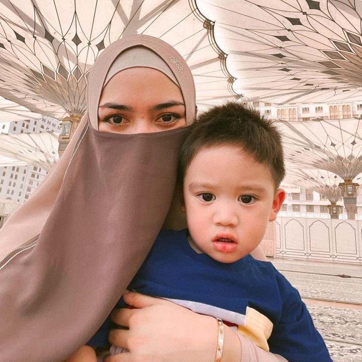 <p>Dengan rasa syukur tersebut, ia turut mendoakan agar nikmat tersebut turut dirasakan oleh orang lain. <em>"MasyaAllah</em> seneng bersyukur bgt bisa kesini sama masky dan mas athar. Aku doain juga semua temen2 ig ku bisa kesini yaaa untuk ibadah sama keluarga tercinta..aamiin," tuturnya, dikutip dari akun @citraciki. (Foto: Instagram @citraciki)<br /><br /><br /></p>