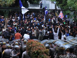 Jabar Hari Ini: Kericuhan Warnai Demo Bobotoh di Graha Persib