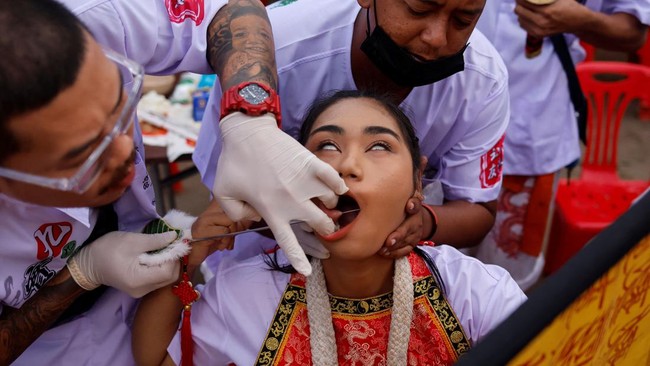 FOTO: Ritual Tindik Pipi di Festival Vegetarian di Thailand